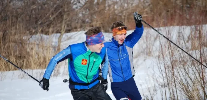 Лыжники Егор Васильев и Алексей Смирнов на разминке перед гонкой в Норском (Ярославль)
