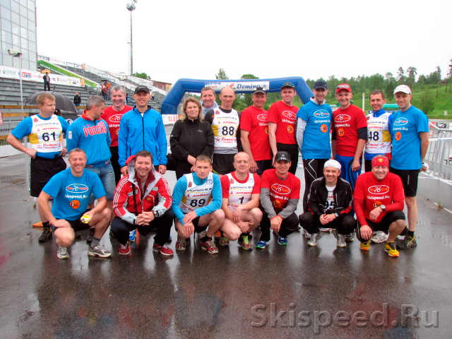 Команда Ski 76 Team перед стартом Деминского бегового полумарафона-2012
