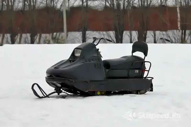 Буран стоит на снегу в Норском (стадион НКЗ, Ярославль)