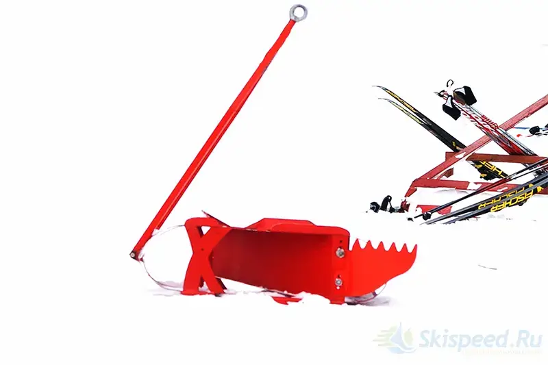 Резак красного цвета для прокладывания лыжни