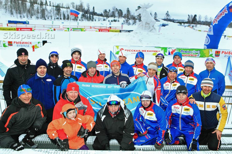 Спортивный клуб Ski 76 Team перед стартом Деминского марафона 2013