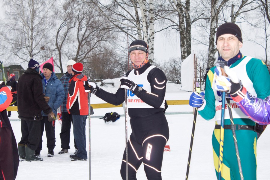 Фото спортсменов на старте лыжного марафона