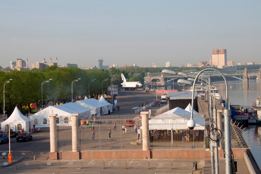 Вид с моста через Москва-реку на аллею парка им. Горького, где уже располагались шатры организаторов полумарафона.