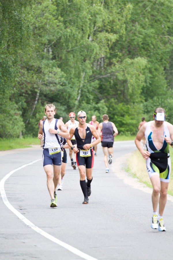 Спортсмены на эпате бега на триатлоне HALF IRONMEN 70.3 в Белоруссии 2013