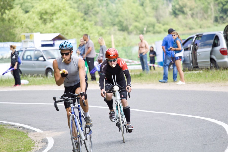 Алексей Соболев питается на трассе - Вело этап на триатлоне HALF IRONMEN 70.3 в Белоруссии 2013