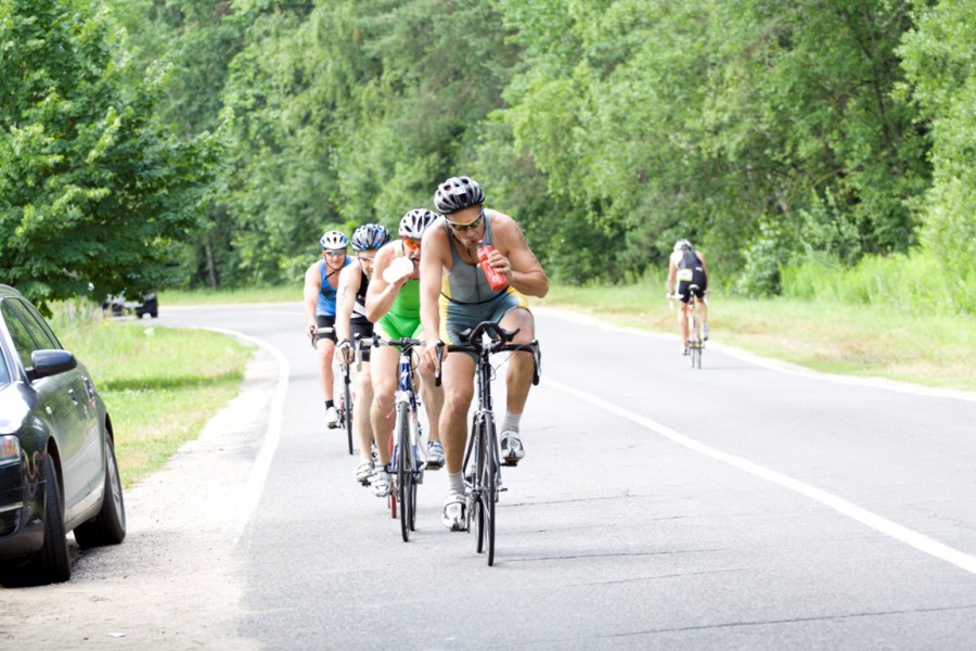 Спортсмены на вело этапе триатлона HALF IRONMEN 70.3 в Белоруссии 2013