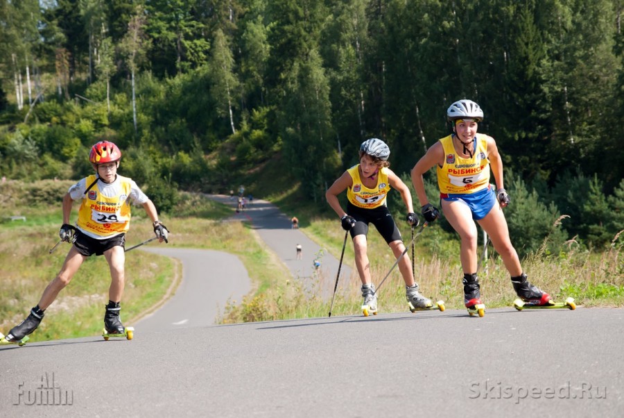 Участники Чемпионата Ярославской обл. по лыжероллерам 2013 на подъёме