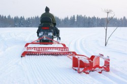 Укатка лыжной трассы бураном. Фото