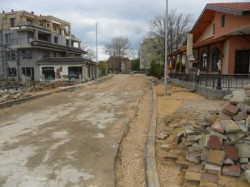 Строительство дорожного полотна на улице города Бяла, Болгария