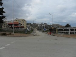 С правой стороны улица Пляжная,  город Бяла, Болгария