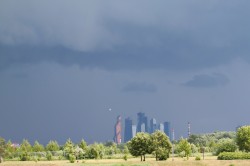 А тем временем погода ухудшилась и начинался приличный дождь! Москва Сити в зловещей тьме!