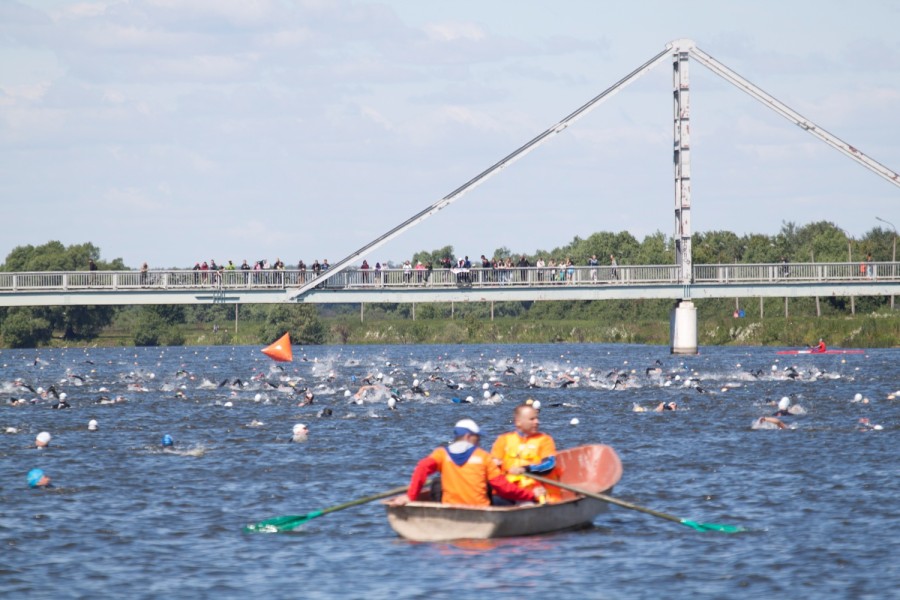 в воде около 500 спортсменов с совершенно разной плавательной подготовкой!