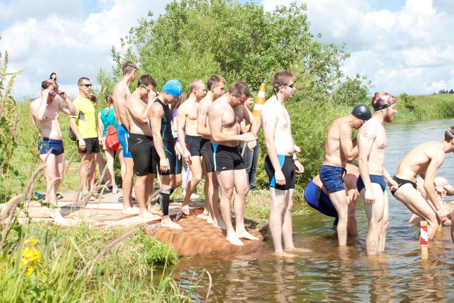 Холодненькая водичка лесной реки вызывала у спортсменов бурные эмоции! :-)