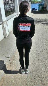 Девушка-любитель бега из Ярославля стоит на асфальте