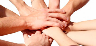 Фото рук в рукопожатии - Благотворительная помощь спортсмену