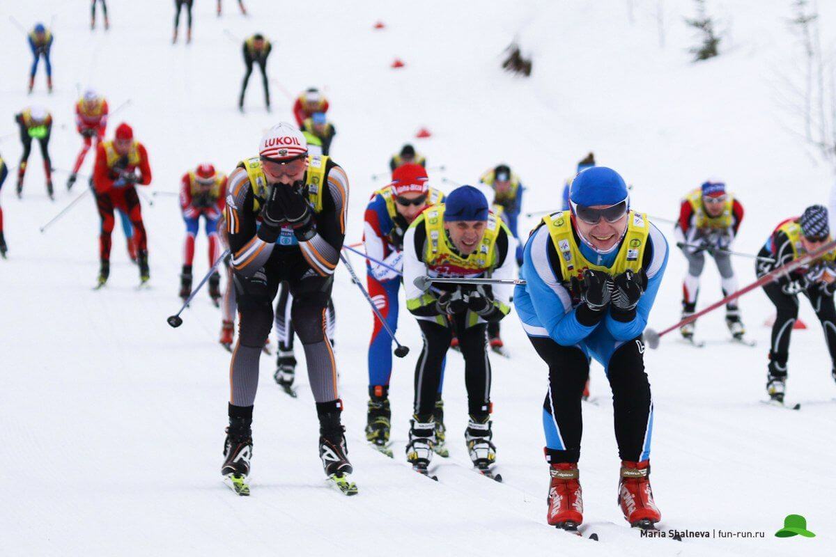 Фото лыжников на спуске - Деминский лыжный марафон, Рыбинск