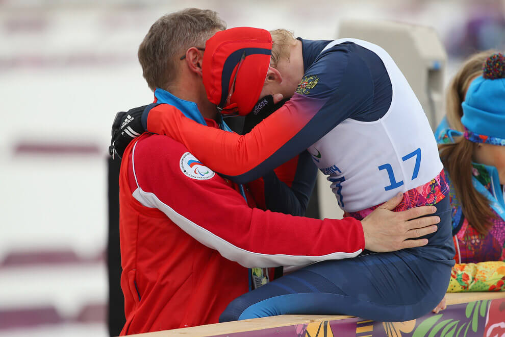 Фото - Лыжник (спортсмен) расстроен и плачет на плече тренера