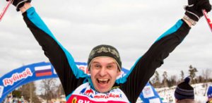Фото радостного лыжника на финише Дёминского лыжного марафона