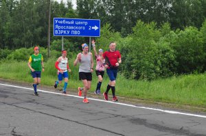 Бег рыбинских спортсменов по шоссе