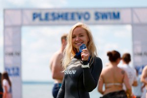 Заплыв Iver Swim через Плещеево озеро. Фото девушки в гидрокостюме