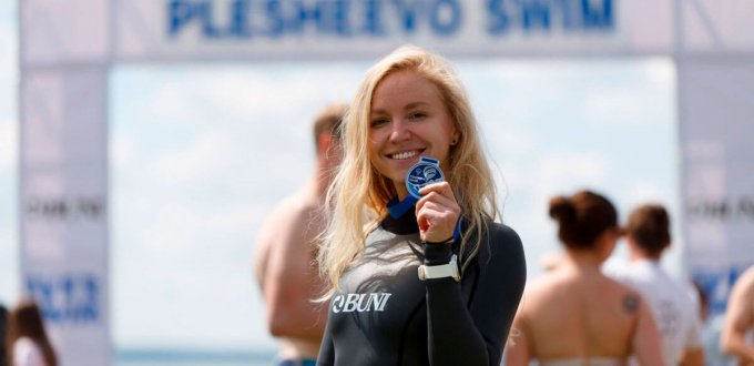 Заплыв Iver Swim через Плещеево озеро. Фото девушки в гидрокостюме