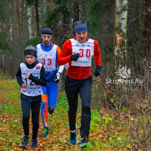 Фото спортсменов. Кросс в лесу по пересечённой местности