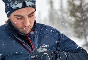 Спортсмен застегивает зимой куртку Craft. Фотография