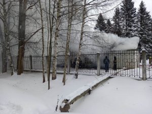 Пожар в прокате лыж стадиона «Каучук», Ярославль (Вид из-за забора)