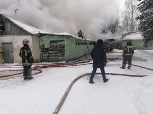 Пожар в прокате лыж стадиона «Каучук», Ярославль. Тушение здания.
