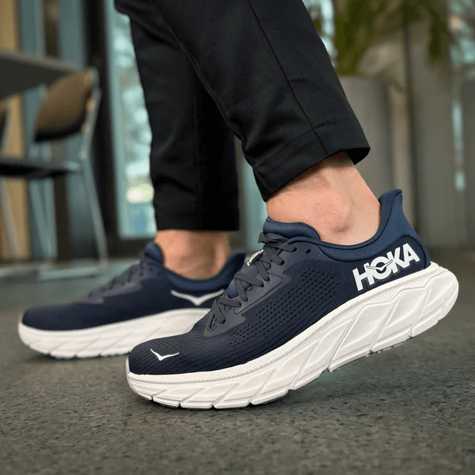 Кроссовки Hoka Arahi 7 Outer Space/White. Мужские, тёмно-синего цвета