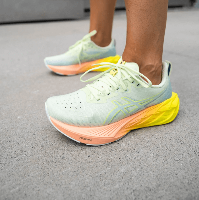 Кроссовки Asics Novablast 4 Paris Cool Matcha/Safety Yellow. Мужские, фисташкового цвета