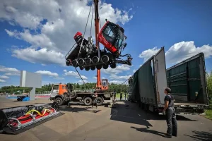 Ратрак в «Дёмино» - разгрузка новой техники для подготовки лыжной трассы