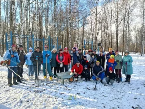 Групповое фото любителей и ветеранов спорта на озеленении парка Рыбинска