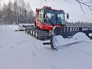 Ратрак. Подготовка лыжной трассы в Демино (декабрь 2024)