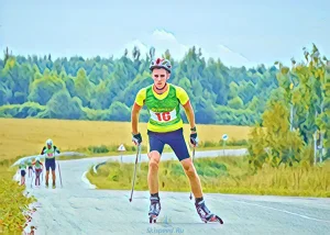 Спортсмен едет на лыжероллерах. Акварель