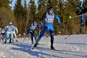 Спортсмен Евгений Цепков на лыжной гонке в Вологде