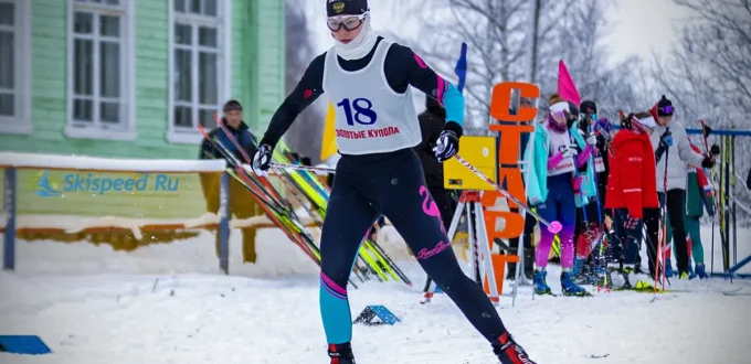Юная спортсменка стартует на лыжной гонке в Нерехте (дек. 2025)
