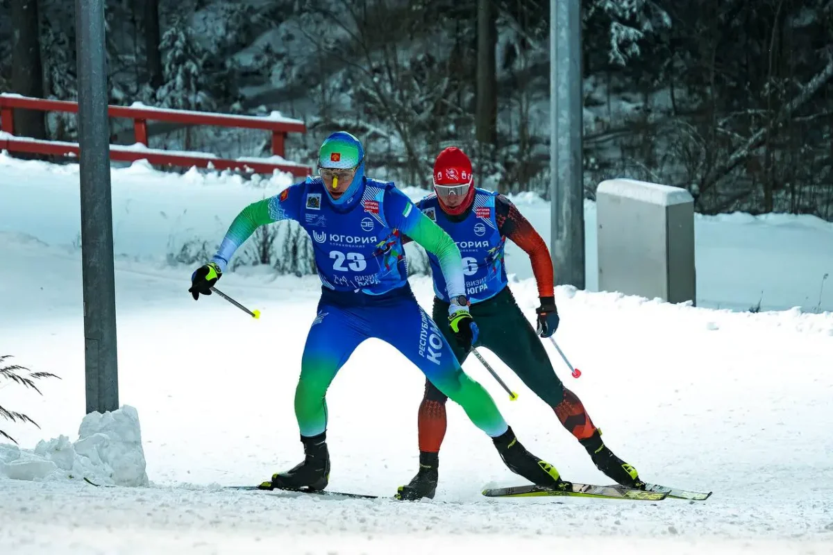 Кирилл Кочегаров (Рыбинск) выступающий за Коми на лыжной гонке, позади другой лыжник, Югория. Первый снег 2025