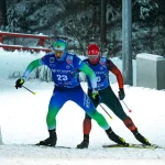 Кирилл Кочегаров (Рыбинск) выступающий за Коми на лыжной гонке, позади другой лыжник, Югория. Первый снег 2025