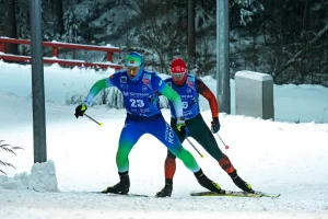 Кирилл Кочегаров (Рыбинск) выступающий за Коми на лыжной гонке, позади другой лыжник, Югория. Первый снег 2025