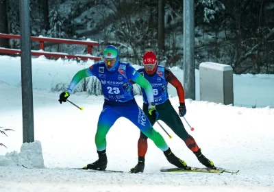 Кирилл Кочегаров (Рыбинск) выступающий за Коми на лыжной гонке, позади другой лыжник, Югория. Первый снег 2025