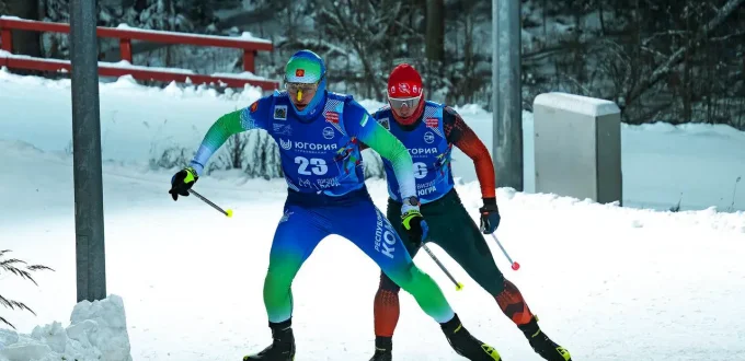 Кирилл Кочегаров (Рыбинск) выступающий за Коми на лыжной гонке, позади другой лыжник, Югория. Первый снег 2025