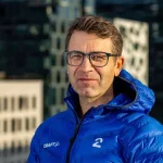 Уле Эйнар Бьёрндален в очках на фоне города