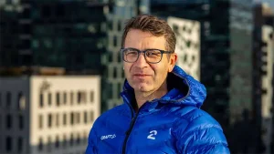 Уле Эйнар Бьёрндален в очках на фоне города