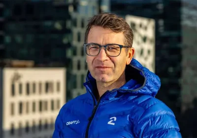 Уле Эйнар Бьёрндален в очках на фоне города