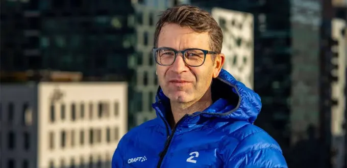 Уле Эйнар Бьёрндален в очках на фоне города