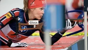 Биатлонистка Норвегии Каролине Кноттен на огневом рубеже