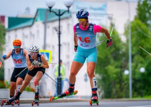 Лыжница Варвара Прохорова на лыжероллерной гонке