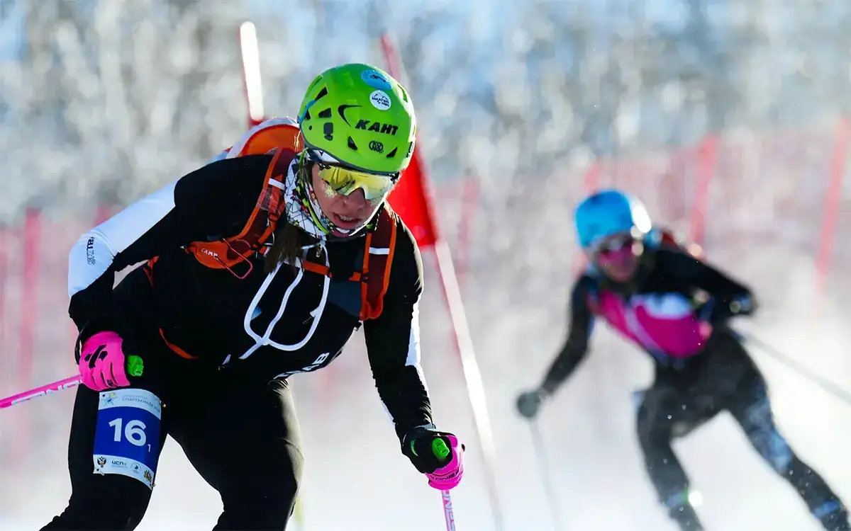 Варвара Прохорова на соревнованиях по ски‑альпинизму спускается по горе