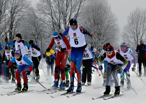 Старт спортсменов на лыжной гонке в Дмитриановском